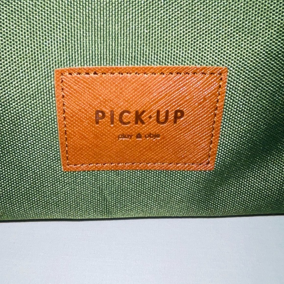 Pick Up Travel Bag - Picture 3 of 16